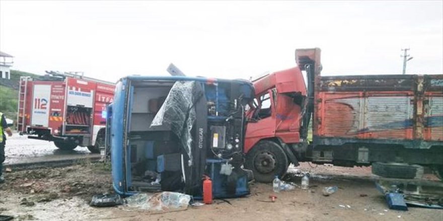 Cezaevi aracı devrildi: 7'si askeri personel 10 yaralı