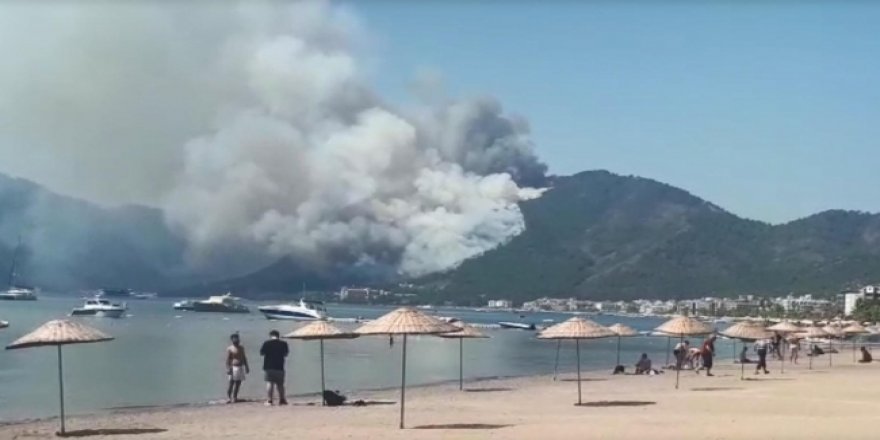 Marmaris'te orman yangını: Plajdakiler korkuyla izledi