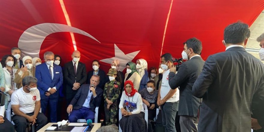 Erdoğan, Diyarbakır'da HDP önünde nöbetteki aileleri ziyaret etti