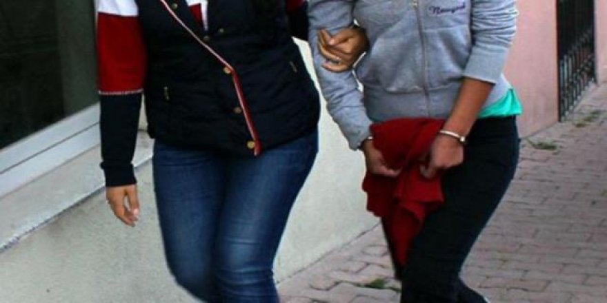 Türk bayrağını yırtıp üzerine basan kadın tutuklandı