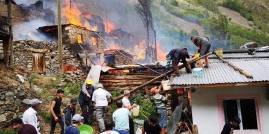 Artvin Yusufeli'nde yangın: 10'a yakın ahşap ev yandı