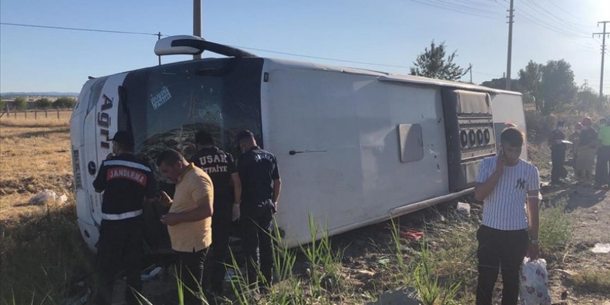 Uşak'ta otobüs şarampole yuvarlandı: 30 yaralı