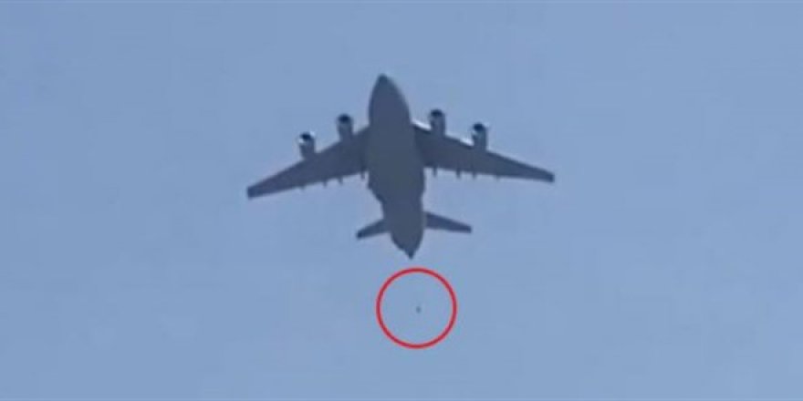 Kabil'de uçuş sırasında üç kişi, tutundukları uçaktan düştü