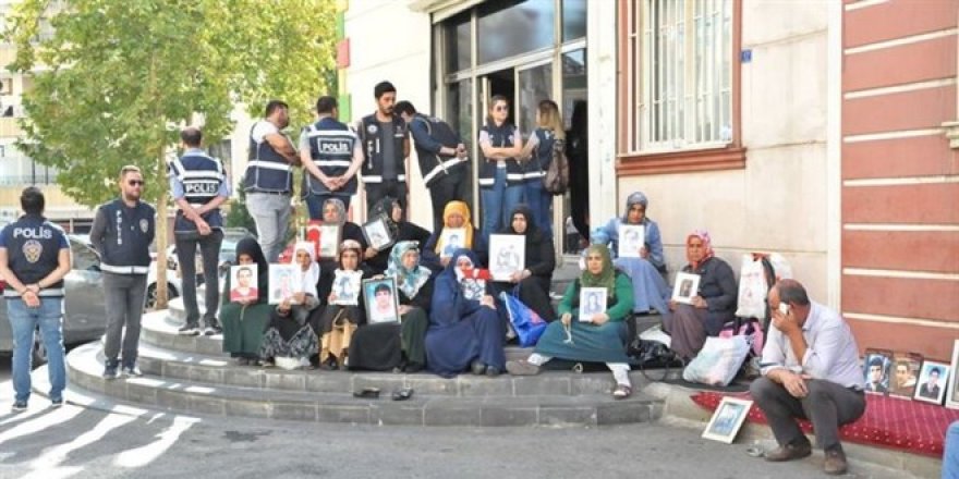 Diyarbakır annelerini ziyaret eden öğretmenlere ihraç şoku!