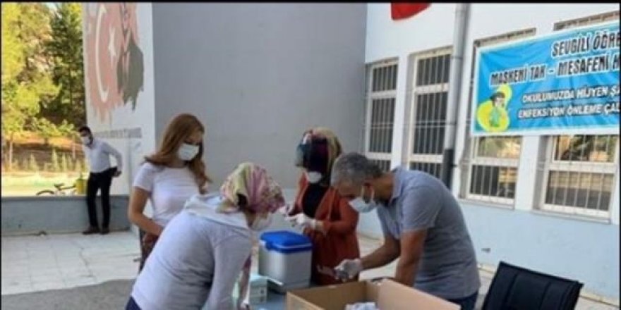 Veli ve öğretmenler için okul bahçelerine aşı standı kuruldu