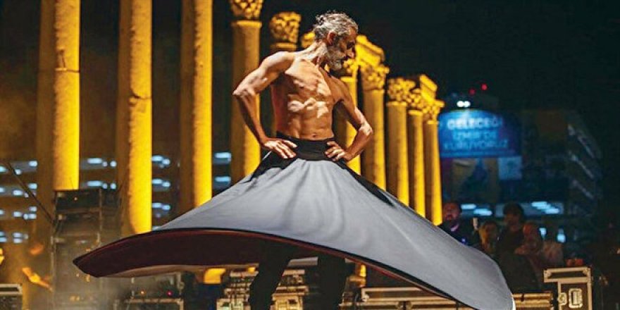 Gala gecesinde skandal kıyafet: Yarı çıpklak semazen