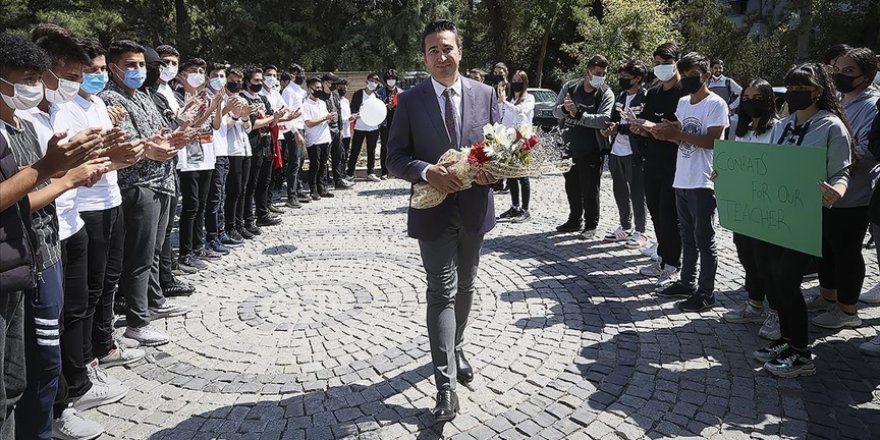 'Dünyanın en iyi'leri arasına giren öğretmene okulunda sürpriz kutlama