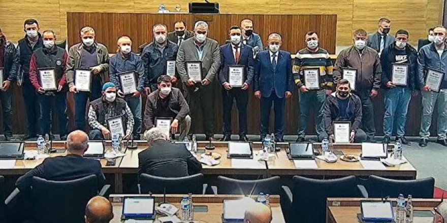 Belediye işçisi takkesiyle fotoğraf karesine girince müdahale geldi