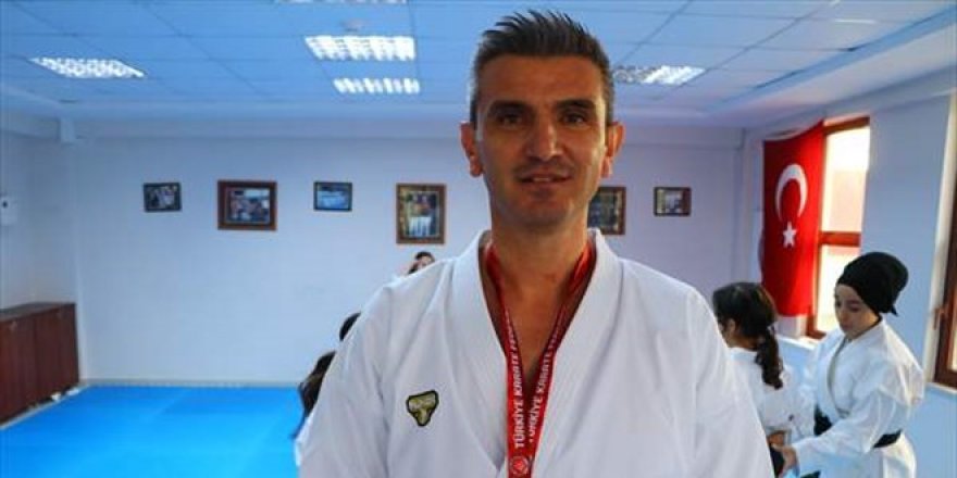 Şampiyon okul müdürü öğrencilerine karateyi öğretiyor