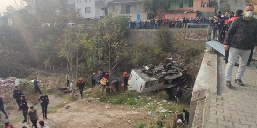 Öğrenci servisi dere yatağına devrildi: 2 ölü, 20 yaralı
