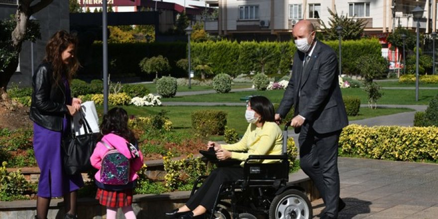 Engelli öğretmeni 5 yıldır eşi okula götürüyor