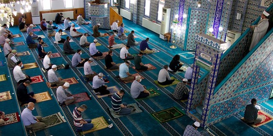 Diyanet'ten genelge: Camilerde yeniden saf düzenine geçilecek
