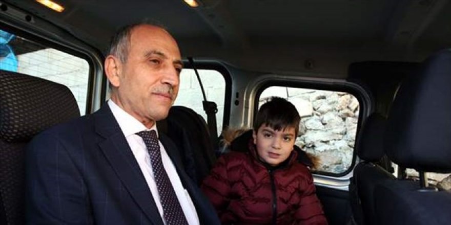 Müdürden Örnek Davranış! Minik Alperen'i okuluna her gün aracıyla götürüyor