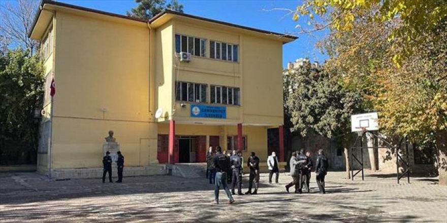 Okulda yangın paniği, müdür yardımcısı camdan atladı