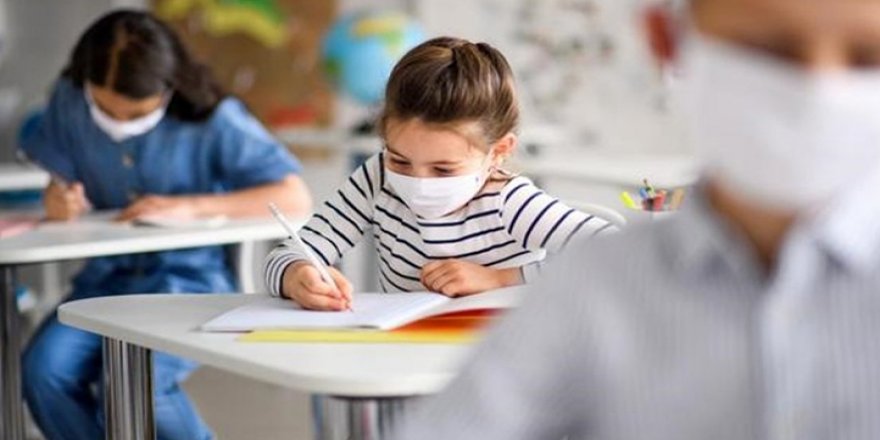 Okullarda öğrencilere ve öğretmenlere maske zorunluluğu kalkıyor! Bakan Özer müjdeyi verdi