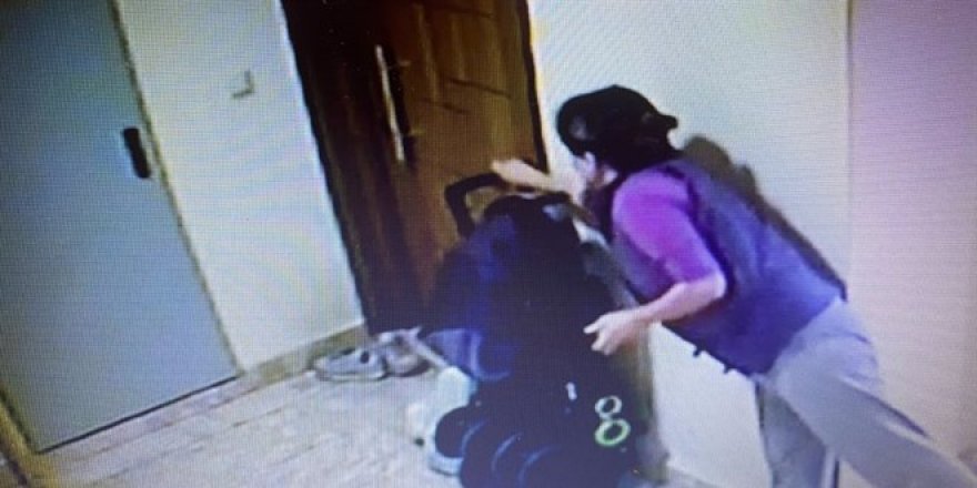 Kapıdaki gizli kamera alt komşuyu ele verdi
