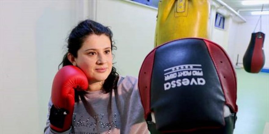 Kadın öğretmenler boksla stres atıyor