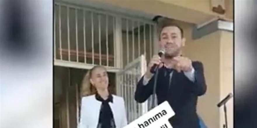 Törenden önce öğrencilere şarkı söyleyen öğretmen, müdüre yakalandı