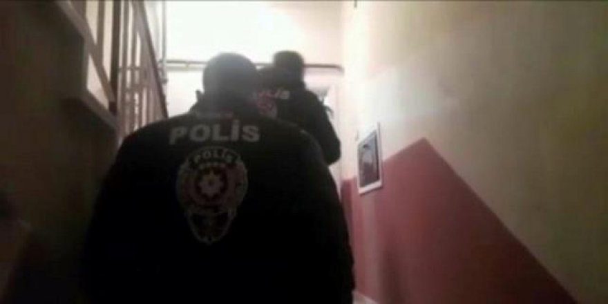 Kamu görevlisi 'Etek altı sapığı' çıktı!