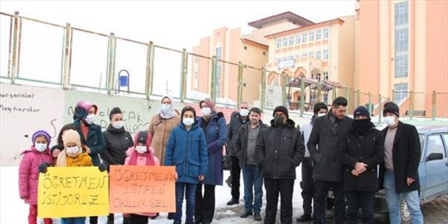 Öğretmenler göreve başlamadı, öğrenci ve veliler protesto etti!