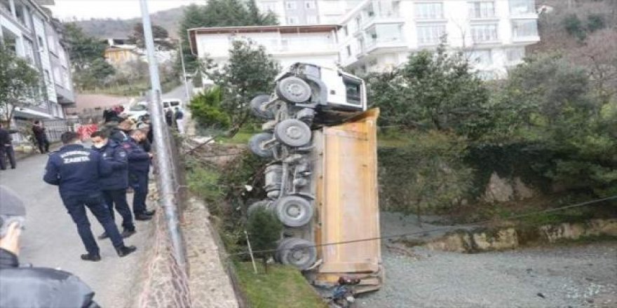 Rampada kayan kamyon okul bahçesine düştü!