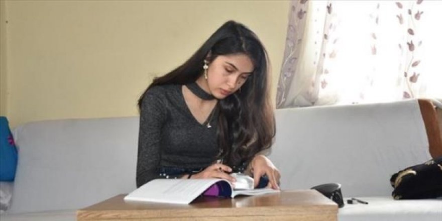 Mercekle ders çalışan Nazlıcan azmiyle üniversiteli oldu