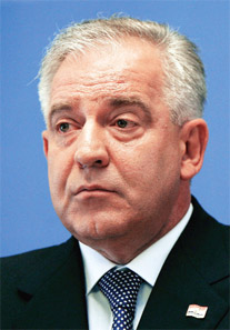 Başbakan yeter artık deyip istifa etti