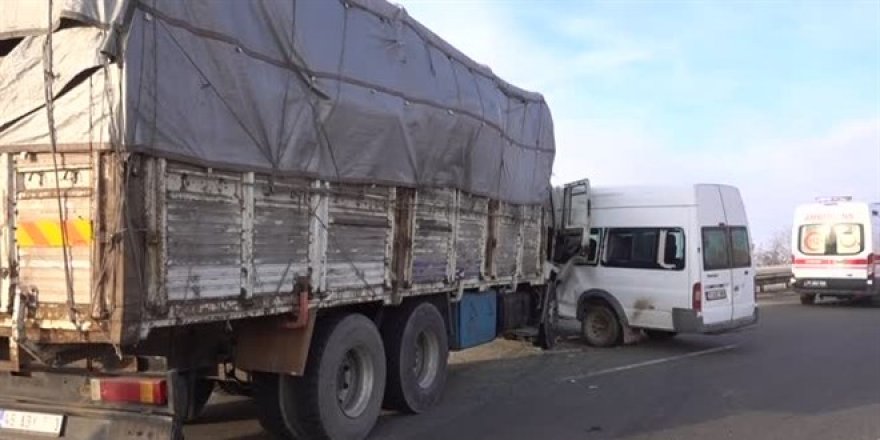 Kamyon ile öğrenci servisinin çarpıştığı kazada 7 öğrenci yaralandı!