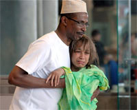 Okyanusta 13 saat bir enkaz parçasına tutunarak hayatta kaldı