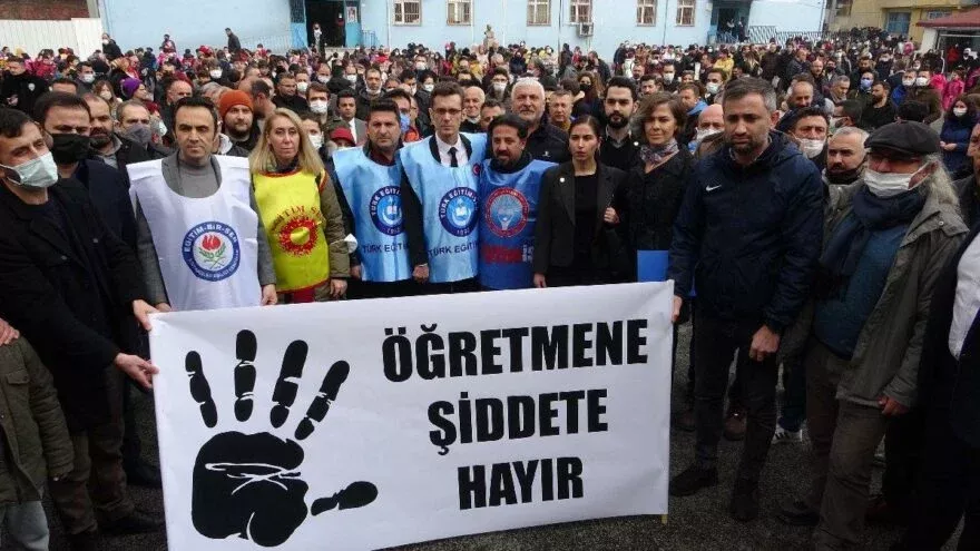 Öğrencilerin önünde öğretmeni darp eden veliye suç duyusuru