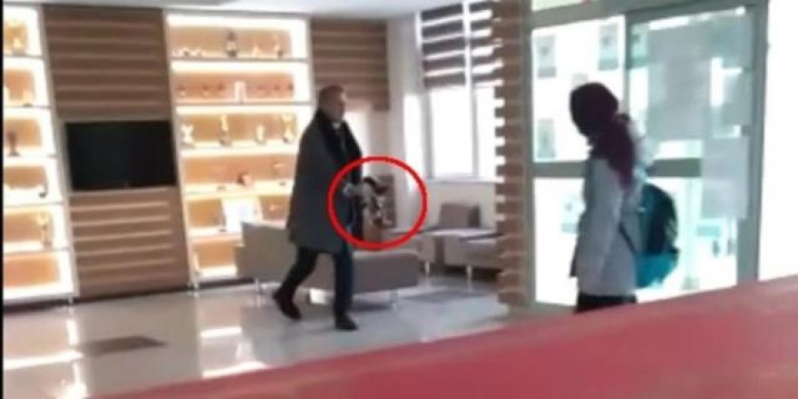 Okul müdüründen vicdanları sızlatan görüntü!