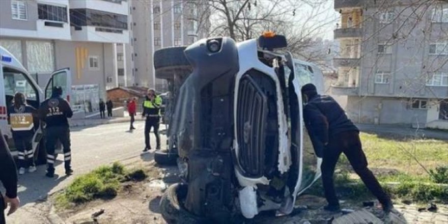 Öğrenci servisi ile otomobil çarpıştı! 8'i öğrenci 12 kişi yaralandı!