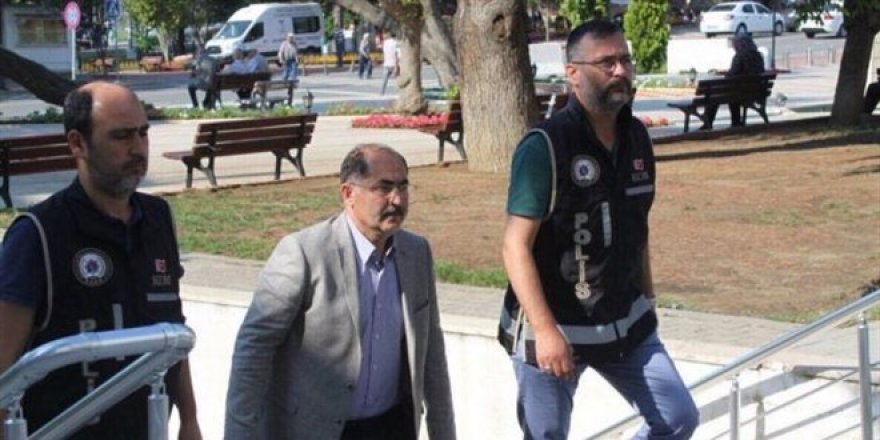 Eski rektör memurluktan ihraç edildi