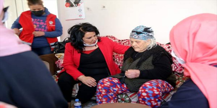 İmran öğretmen ve öğrencilerinin iyilik yolculuğu yaşlı ve engellilerin yüzünü güldürüyor