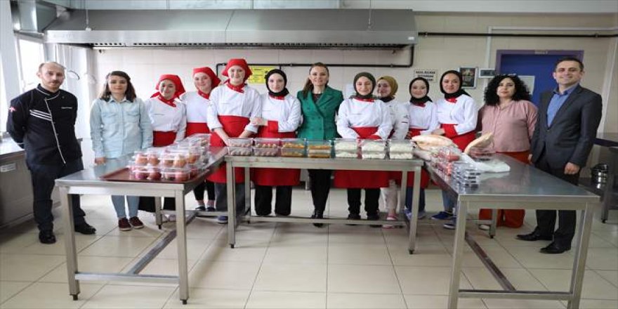 Gönüllü öğrencilerden ihtiyaç sahiplerine iftar yemeği!