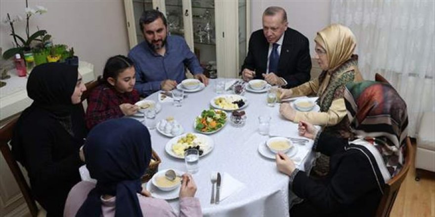 Cumhurbaşkanı Erdoğan, bir vatandaşın evinde iftar yaptı