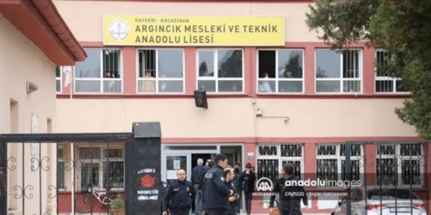 Lise öğrencisi arkadaşını okulda bıçakla yaraladı
