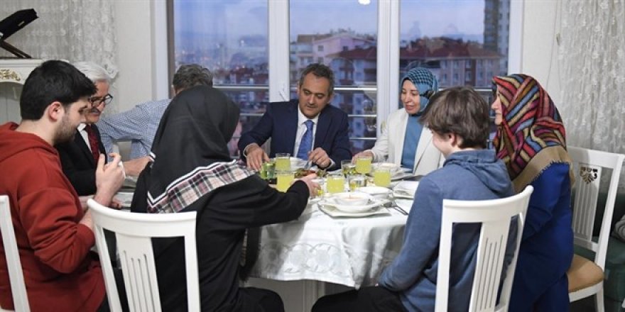 Milli Eğitim Bakanı Özer ve eşi, öğretmen çiftin iftar sofrasına konuk oldu