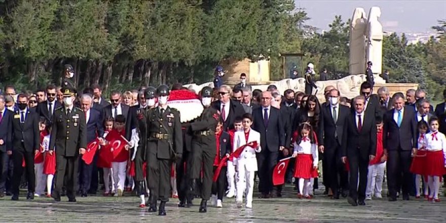 Bakan Özer, 23 Nisan dolayısıyla Anıtkabir'i ziyaret etti