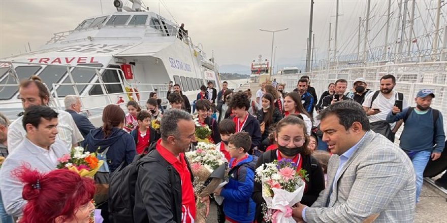 Okullar Avrupa Şampiyonu Satranç Milli Takımı, çiçeklerle karşılandı