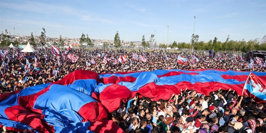 Trabzonspor taraftarı, şampiyonluğu Yenikapı'da kutluyor