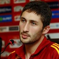 Taraftara ayakkabı fırlattı