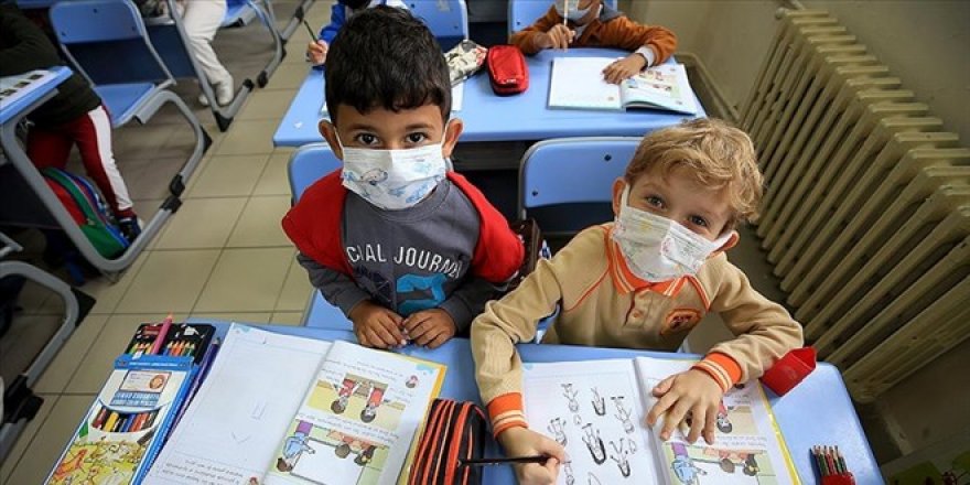 Okullarda enfeksiyon arttı, Bilim Kurul Üyesi 'maske' önerdi
