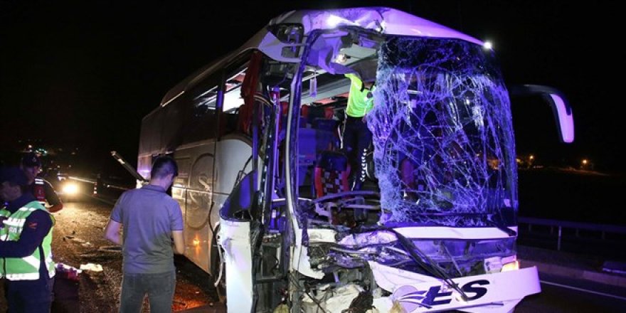 Uşak'ta yolcu otobüsü tıra arkadan çarptı, 1 kişi öldü, 43 yaralı