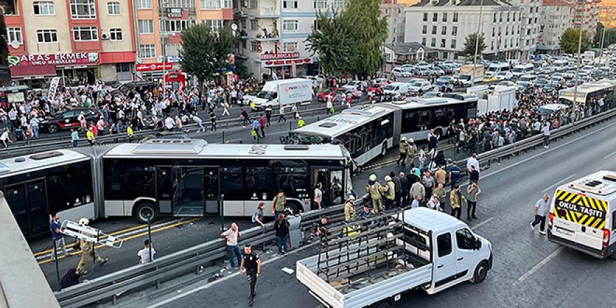 4 metrobüs çarpıştı, Avrupa Yakası'nda seferler durdu!