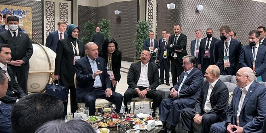 Semerkant'ta günün fotoğrafı: Liderlerin gözü Erdoğan'da