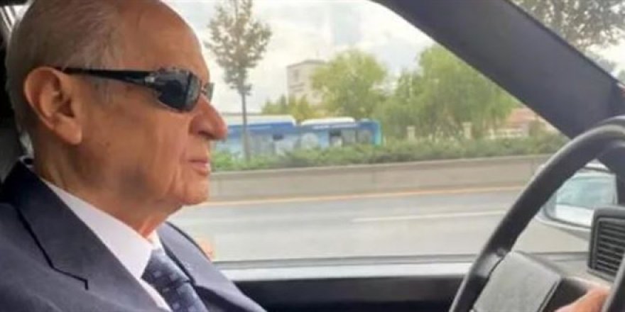 Bahçeli klasik otomobiliyle Ankara turuna çıktı