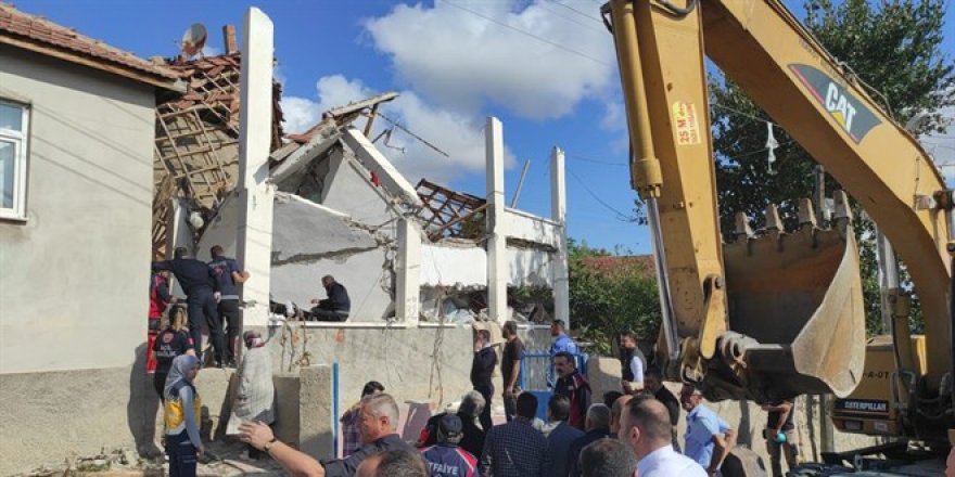 Doğal gaz patlamasında ev çöktü, bir çocuk enkaz altında