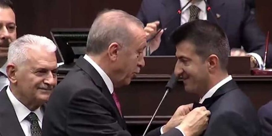 Cumhurbaşkanı Erdoğan, AK Parti'ye katılan Çelebi'ye rozetini taktı