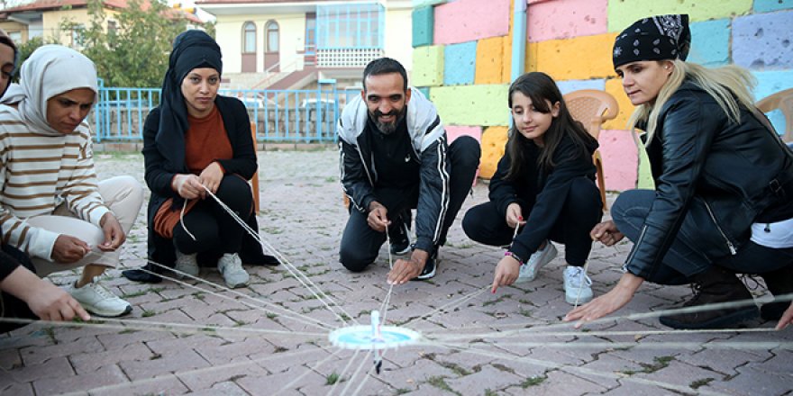 Çocukları matematiği sevsin diye anneleri okullu oldu